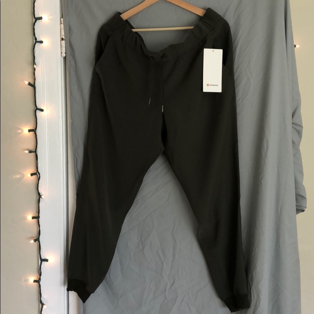 Lululemon On The Fly Jogger Woven